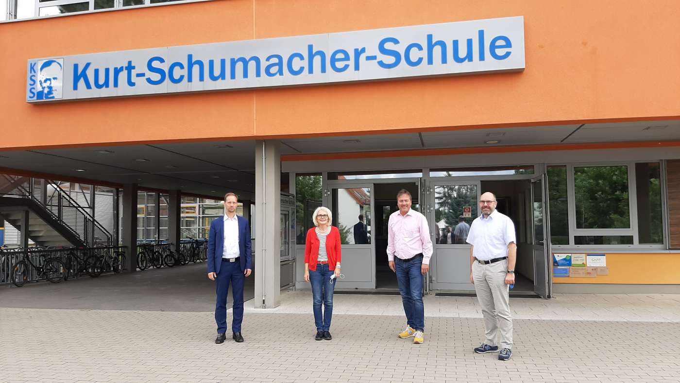Wetterauer Freie Demokraten besuchen Kurt-Schumacher-Schule in Karben