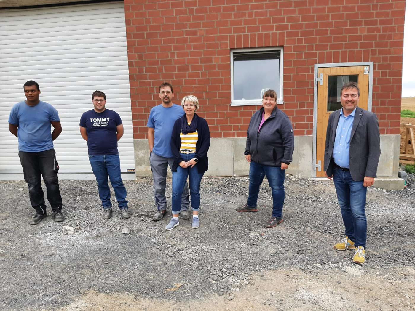 vlnr: Francis Yarou, Sebastian, Bernd und Patricia Kartmann, Andrea Rahn-Farr, Peter Heidt MdB